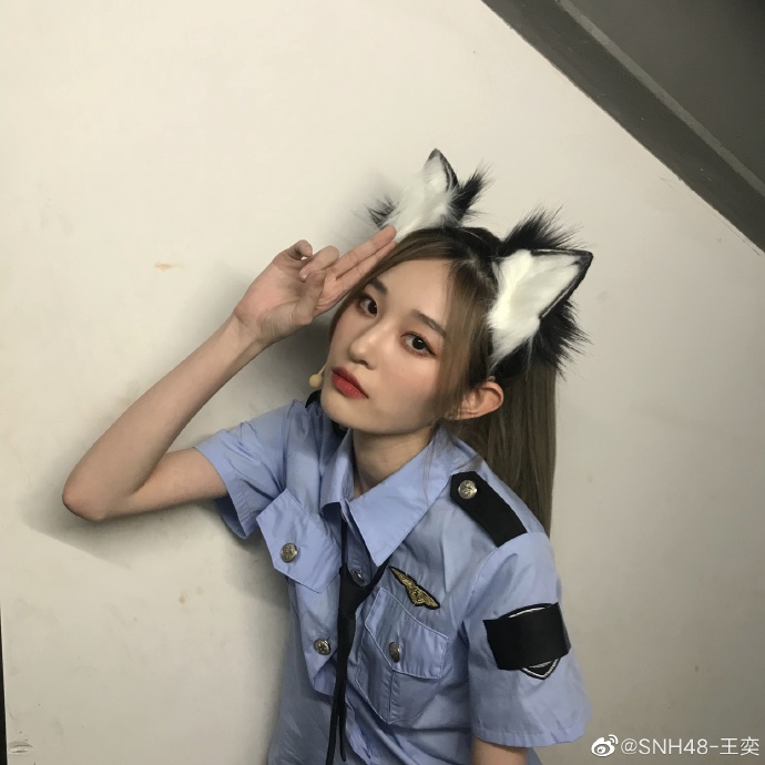 1/ 6美少女歌手snh48-王奕迷人制服写真美照2/ 6