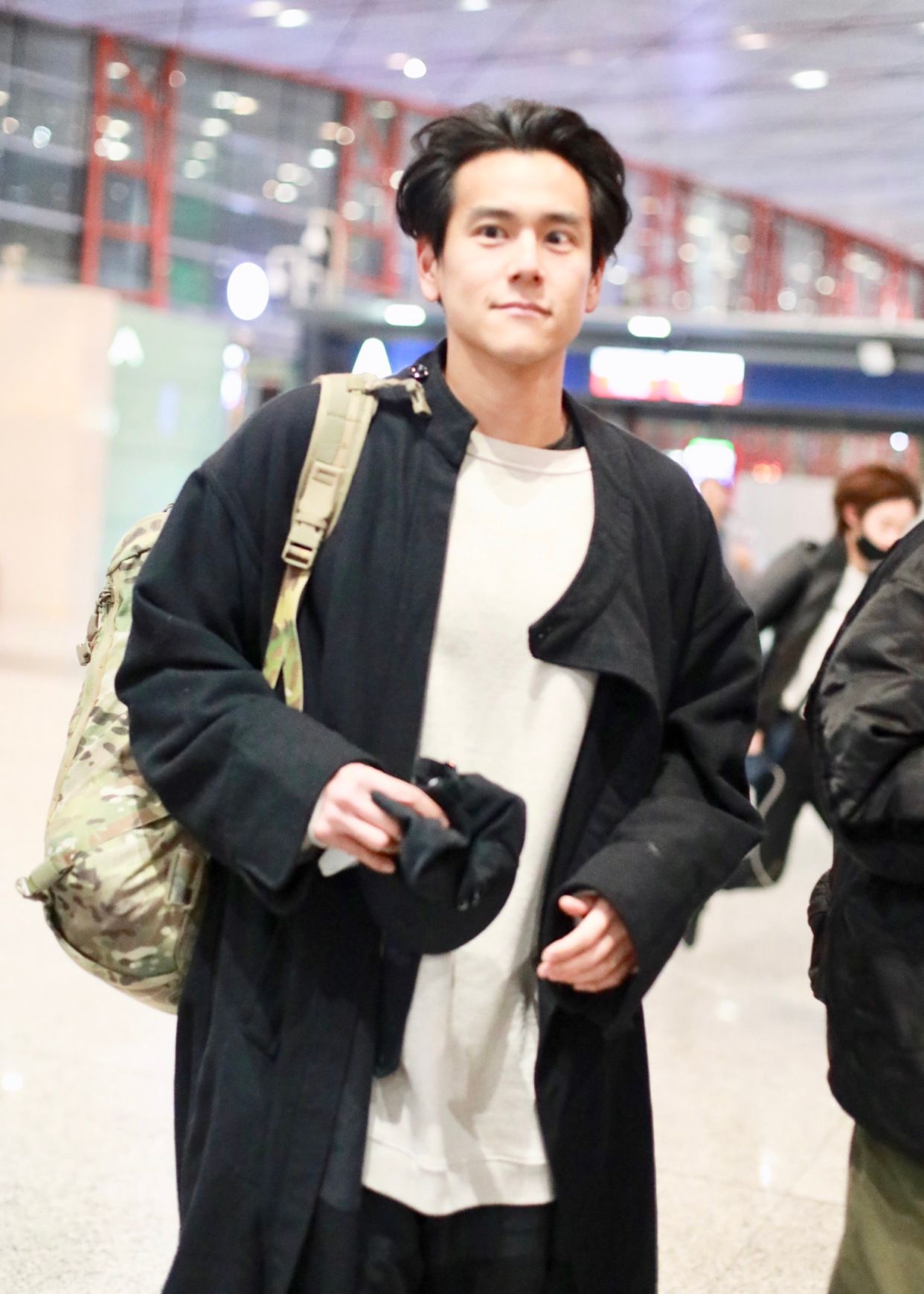 也要开始为彭于晏的发际线担忧了,做鬼脸搞怪,竟撞脸黄磊_高清图集