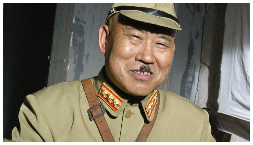 他是圈子里的金牌丑角,所演角色都是坏人,婚姻生活平淡且美好!