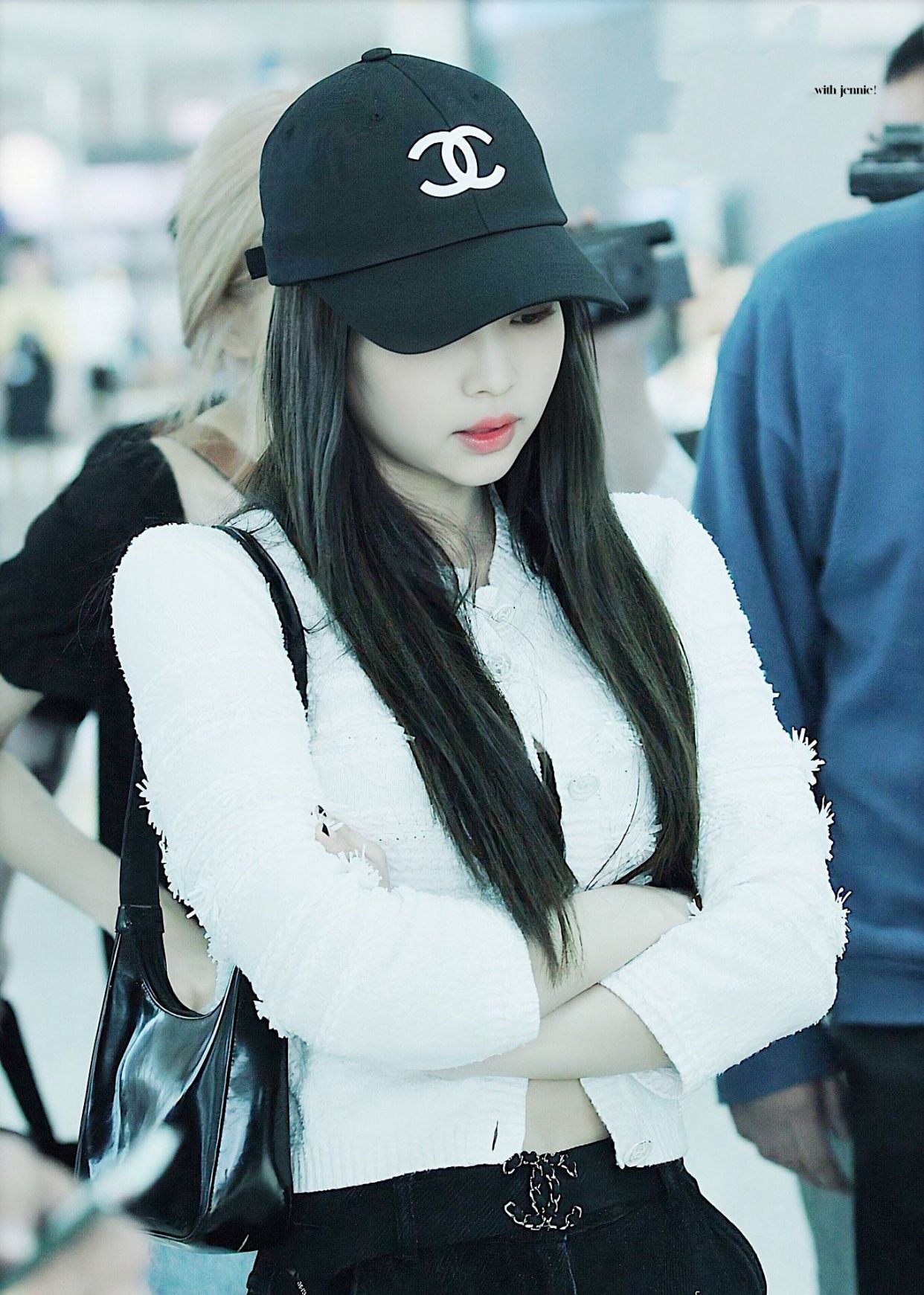 金智妮机场大秀"筷子腿",露脐装秀出"鸳鸯腰",香奈儿就是美