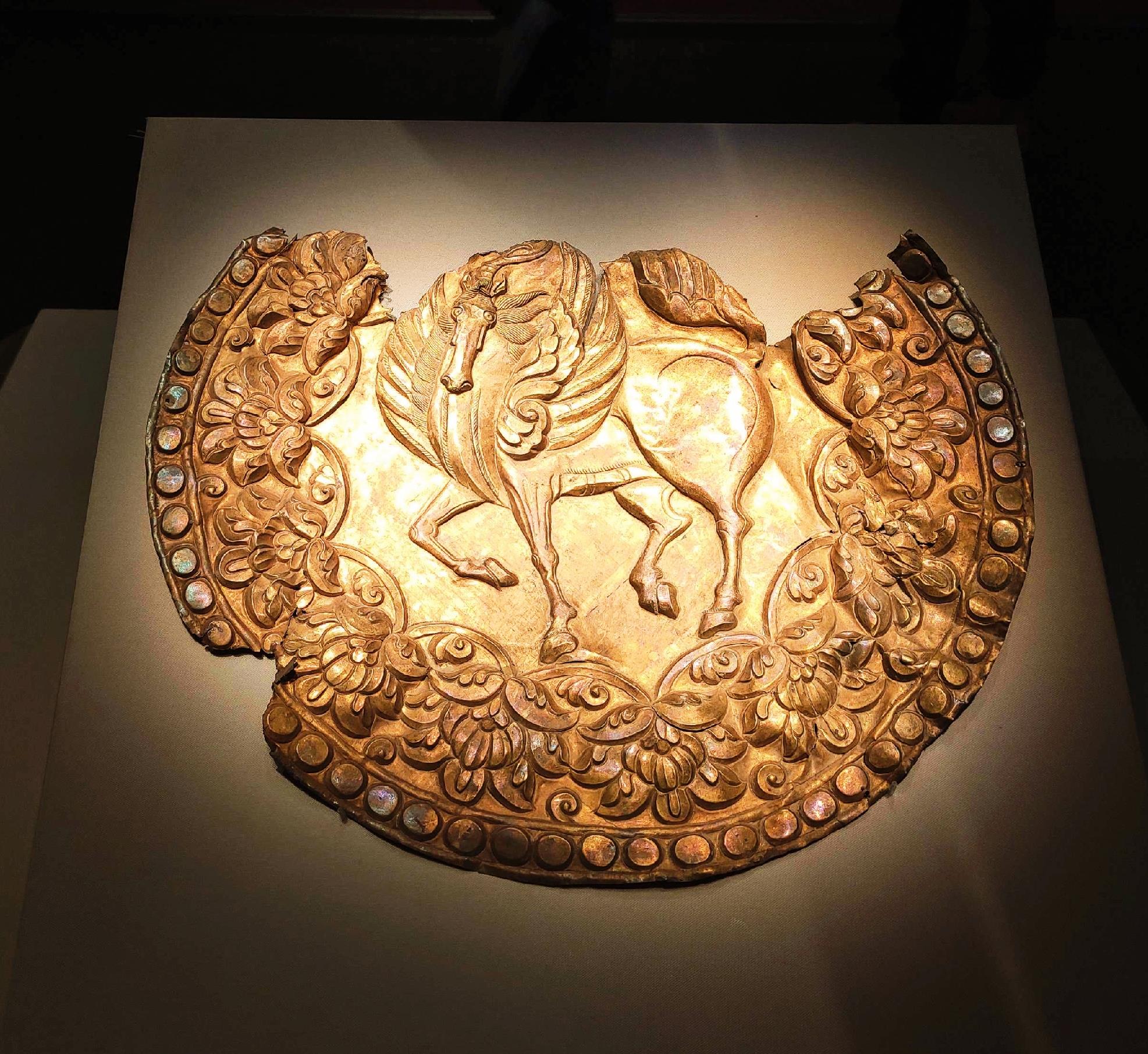 这件精美的唐代錾刻团窠飞马纹金饰片是做什么用的?求解答__财经头条