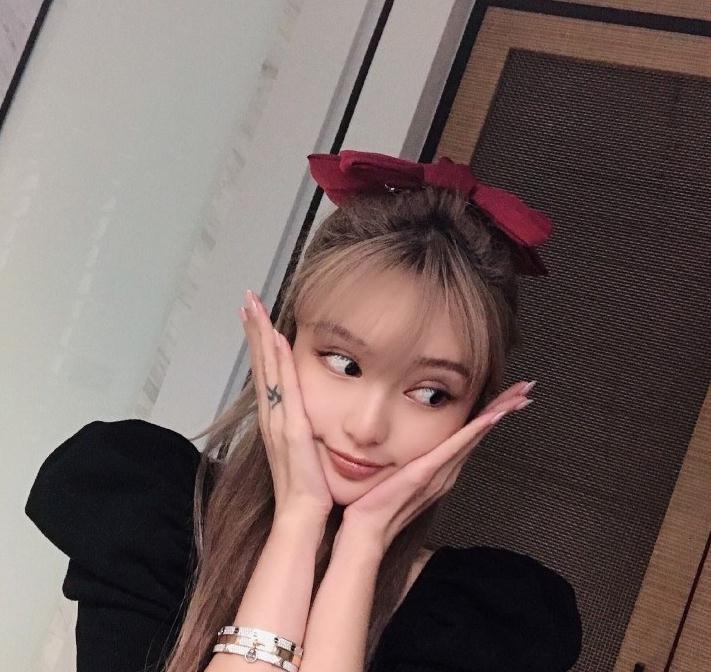 周扬青可爱俏皮照,头上的蝴蝶结太美了