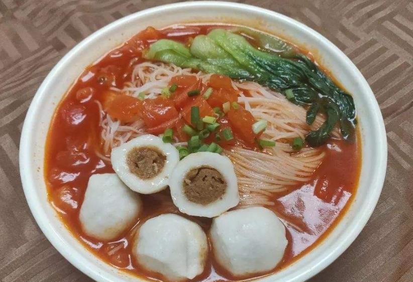 鱼丸粉的内容比街头鱼丸,丰富许多,小小一碗粉里料很多_高清图集_新浪