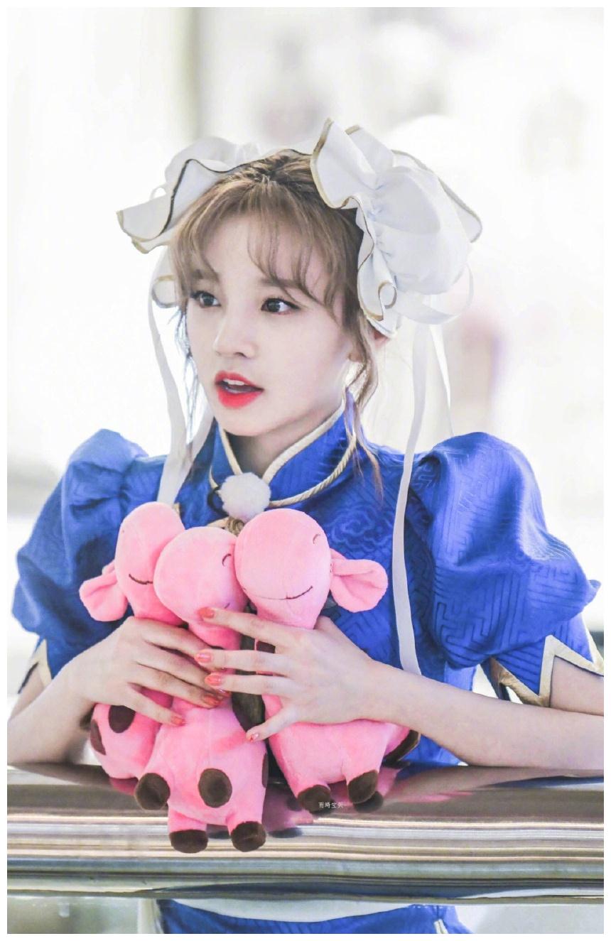 郑爽在综艺录制中cos爱丽儿公主 身穿蓝色人鱼装搭配一头红发