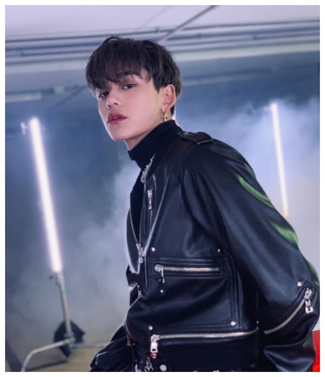 黄旭熙回国参加工作耳朵上的配饰太抢镜是对观众的尊重