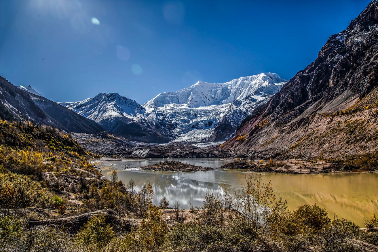 游览米堆冰川冰川高耸冰湖如镜银装素裹