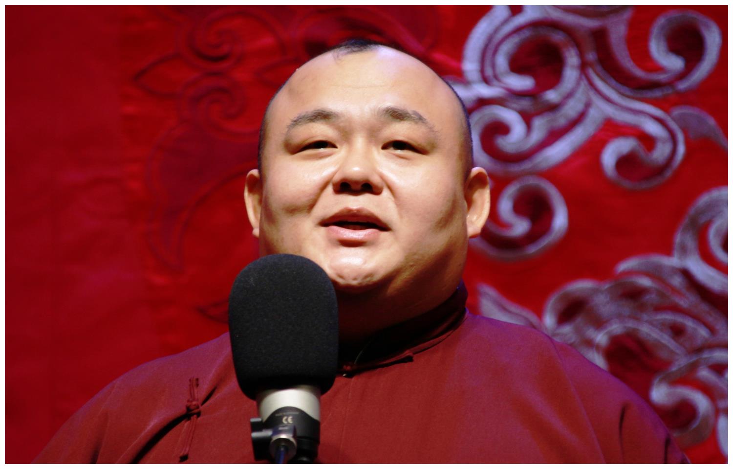 郭德纲徒弟300斤满脸痤疮现黑斑还吃烤牛舌该减减肥啦