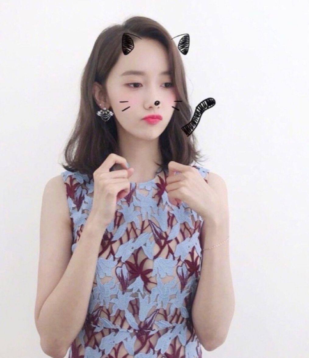 林允儿的嘟嘟嘴太可爱,每照一次都要嘟一下,网友:新魔法技能?