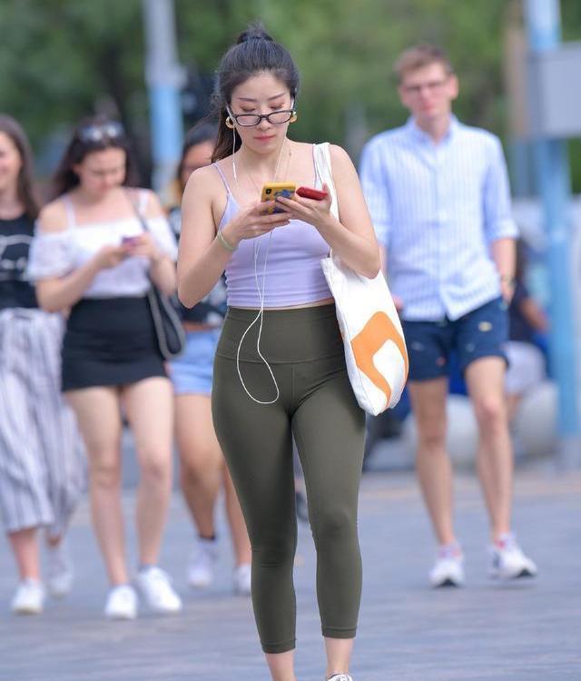 中年女性穿衣要注意 衣服搭配不能照搬 要有自己的特点