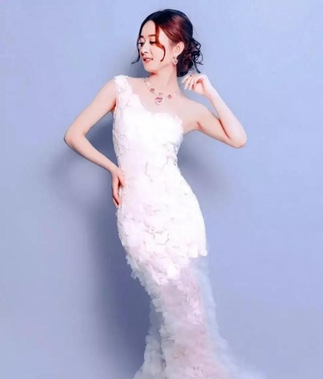赵丽颖的婚纱造型每一套都优雅美丽
