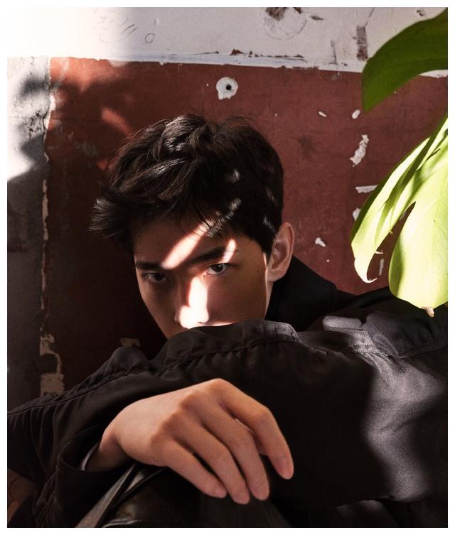 杨洋冬日大片暖阳照射下2021最帅面孔