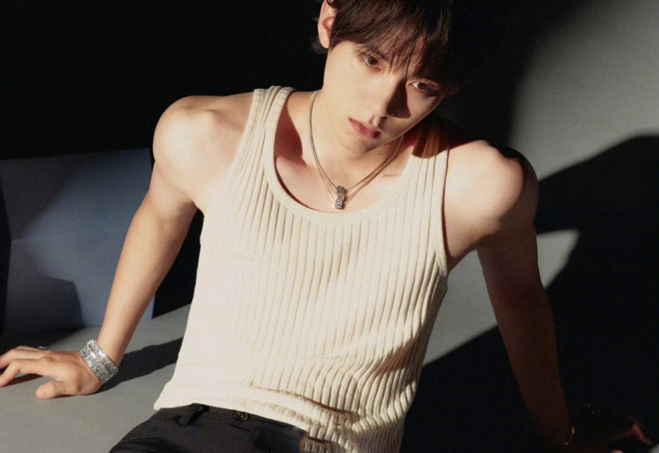 周翊然佩戴冬季HIVER系列和YUMMY系列珠宝登费加罗封面