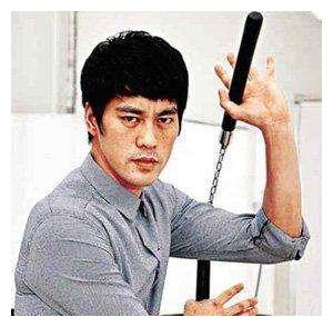 《功夫》斧头帮琛哥,签约星爷8年就演两部戏,今娶黑道大佬女儿