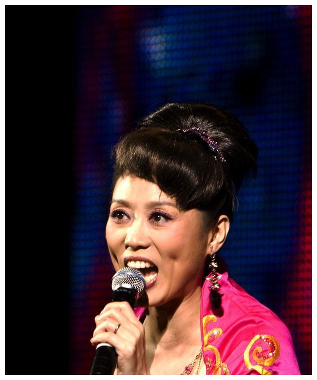 吴琼比老公大15岁,尽管没有孩子,生活低调又幸福