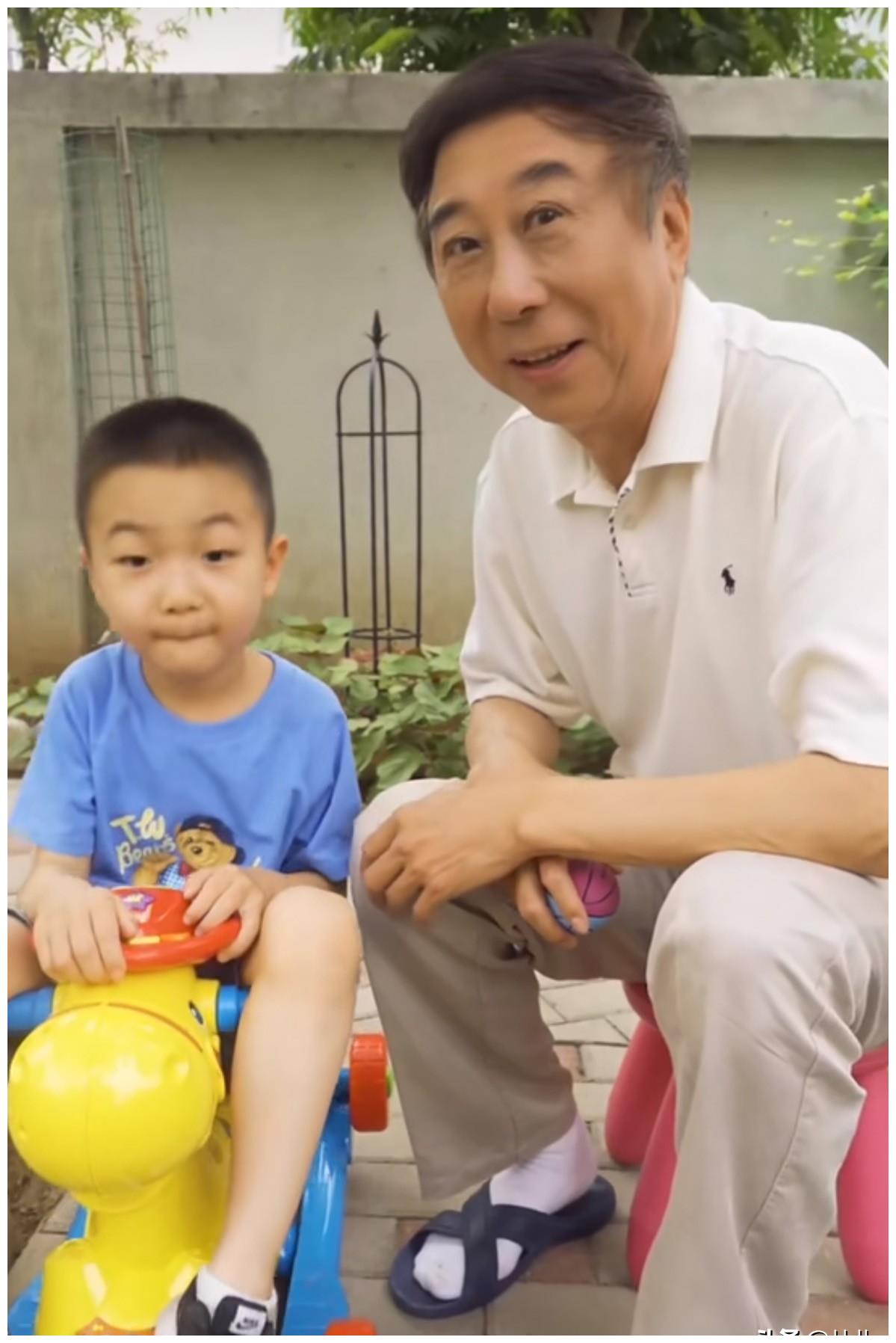 63岁冯巩晚年生活曝光,陪孙子,拍视频忙得不亦乐乎|冯巩|孙子|相声