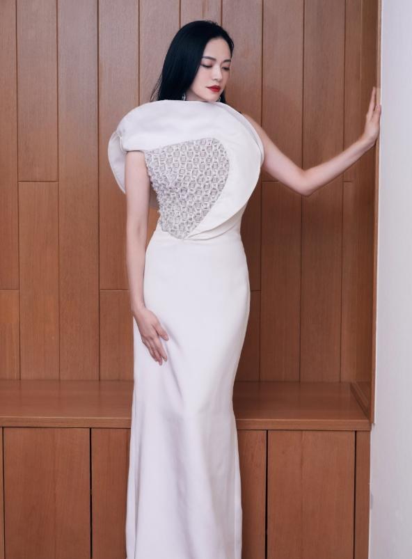 姚晨张扬服饰一般人驾驭不来,尽显女性,霸气冷艳|姚晨|礼服|微博女王