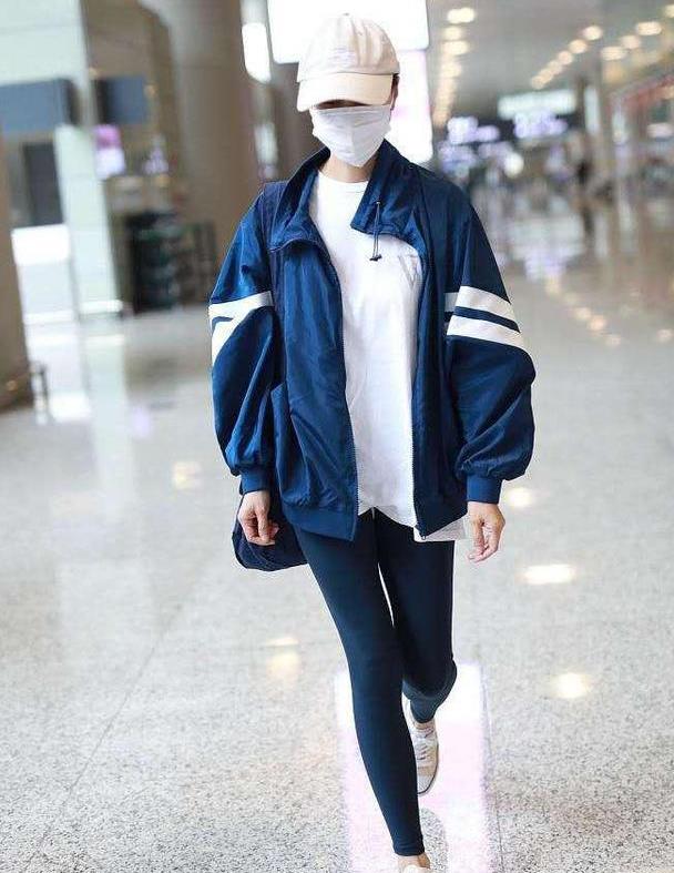 “袁泉”的筷子腿真适合穿健美裤，配运动上衣走机场，太有超模范