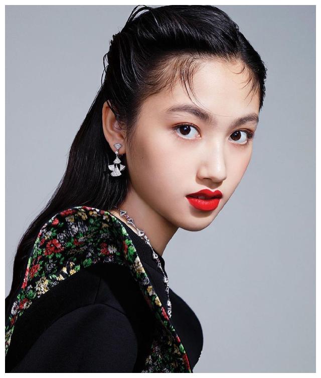 任达华女儿拍高难度写真,秀一米八大长腿,笑容特别甜美