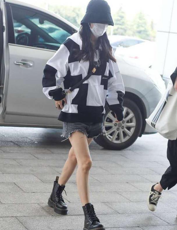 赵丽颖复工忙不停穿黑白连帽卫衣搭配热裤走机场飒爽又个性