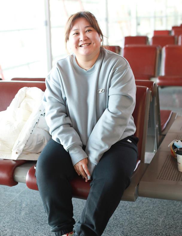 贾玲一身休闲装素颜走机场,对着镜头比耶,都笑出来小梨涡了