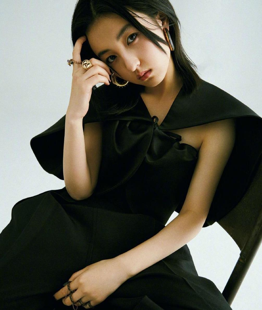 张子枫拍摄杂志内页大片简单纯粹的造型时尚表现力毫不逊色