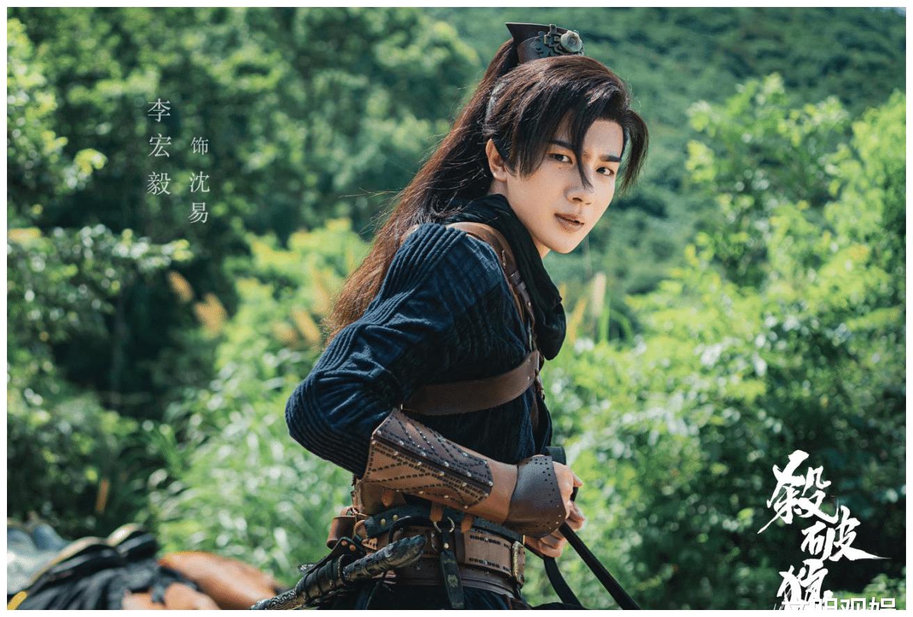 《杀破狼》官宣演员剧照,本以为男主颜值够高,谁料被男二迷了眼