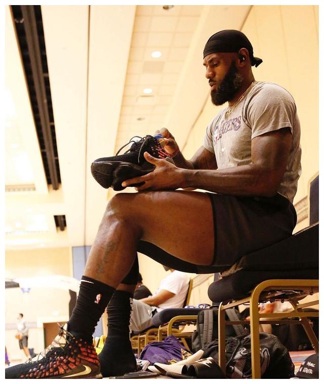 nba公布詹姆斯训练照,胡子花白但肌肉发达,球迷:堪比20岁