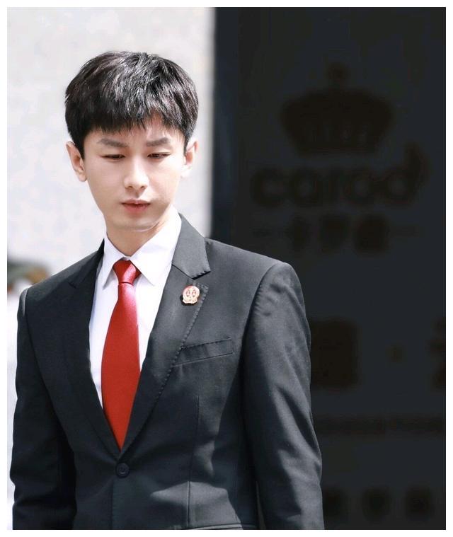 成毅《底线》花絮青春洋溢!新造型头发蓬松,比傅云深沉稳__财经头条