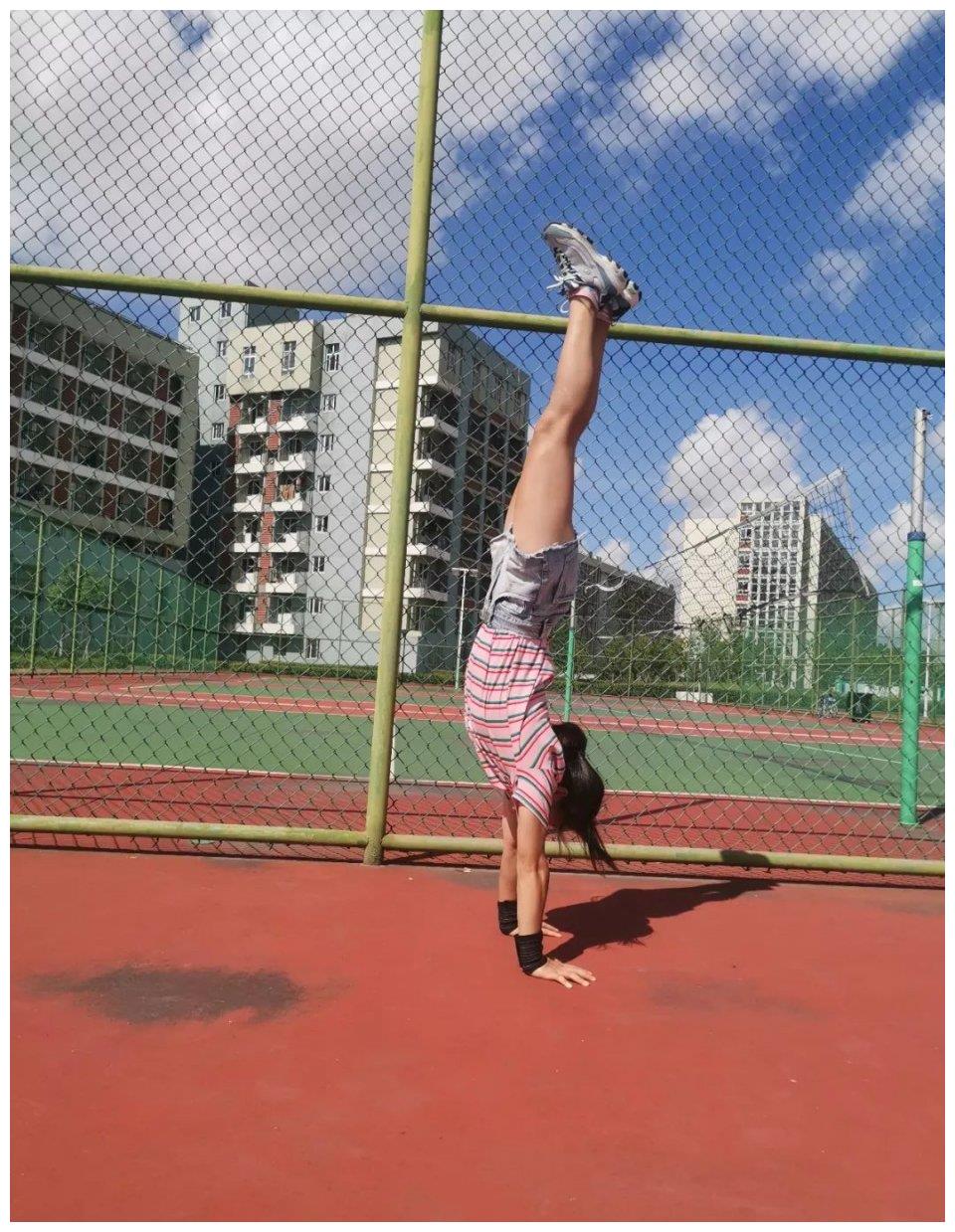 99年女生宿舍惊现8块腹肌3亿网友都在馋她的身子