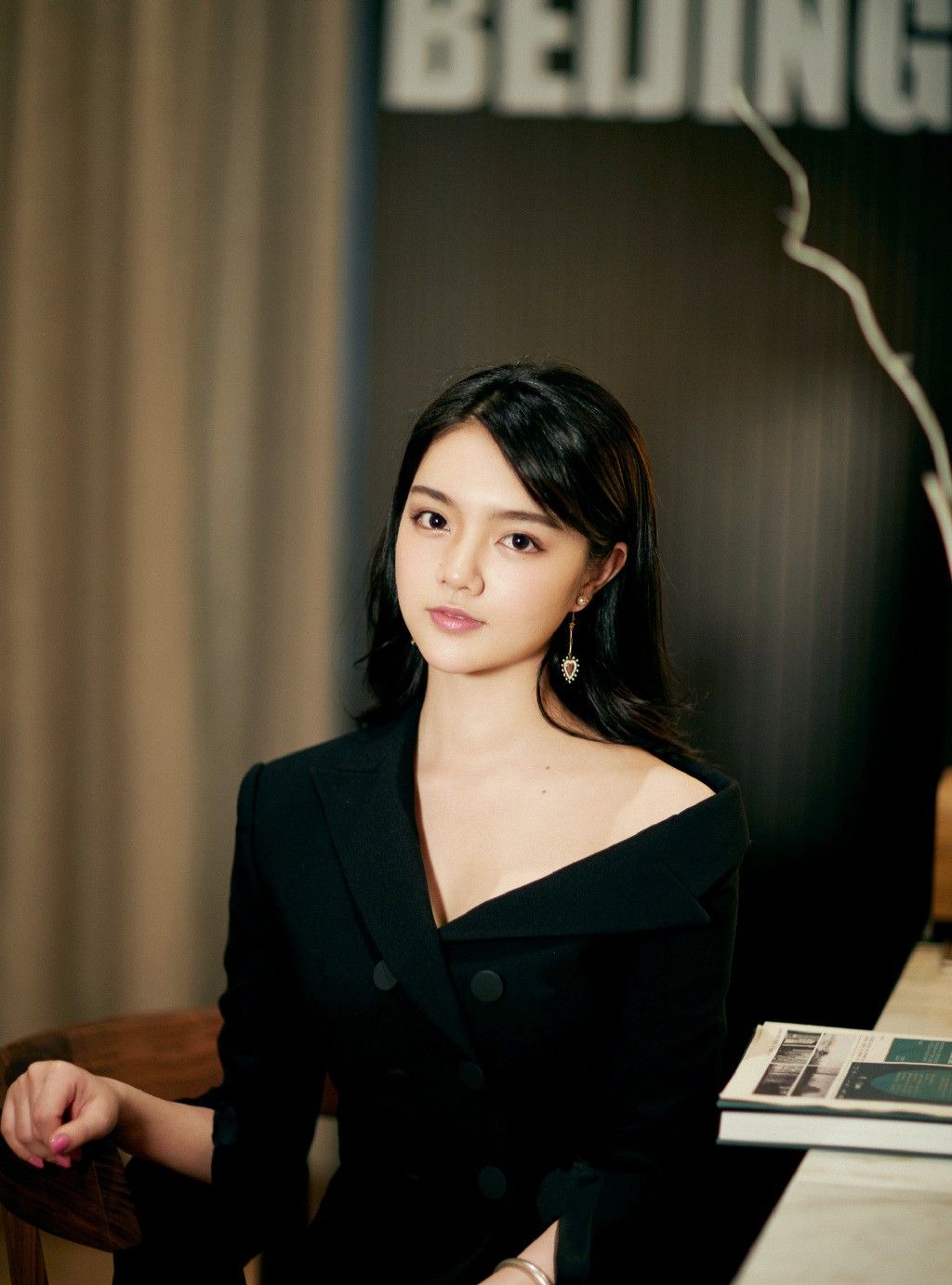 赖婧黑色西装勾勒迷人身形,妩媚而神秘,轻柔一笑,如清风拂面