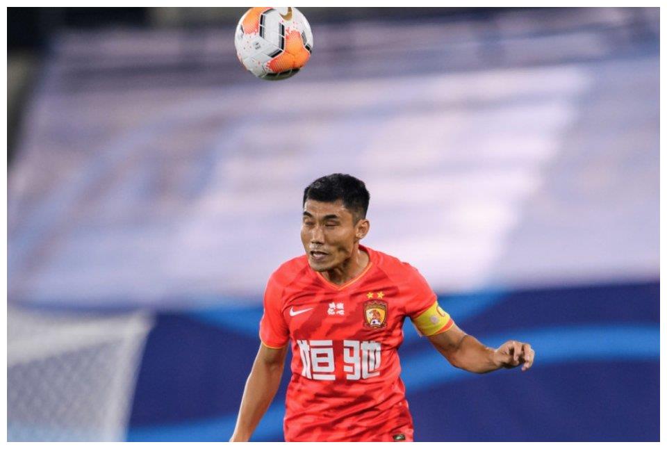 恒大40岁教练登场,巴西巨星让队长袖标给他戴 申花王牌撞飞郑智