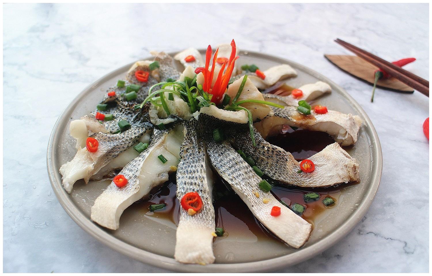 清蒸鲈鱼的调味重点便是正好淋上