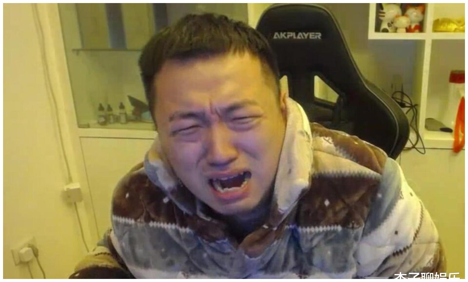 但是药水哥无疑有更多的人气,甚至网上还疯传大量药水哥的表情包