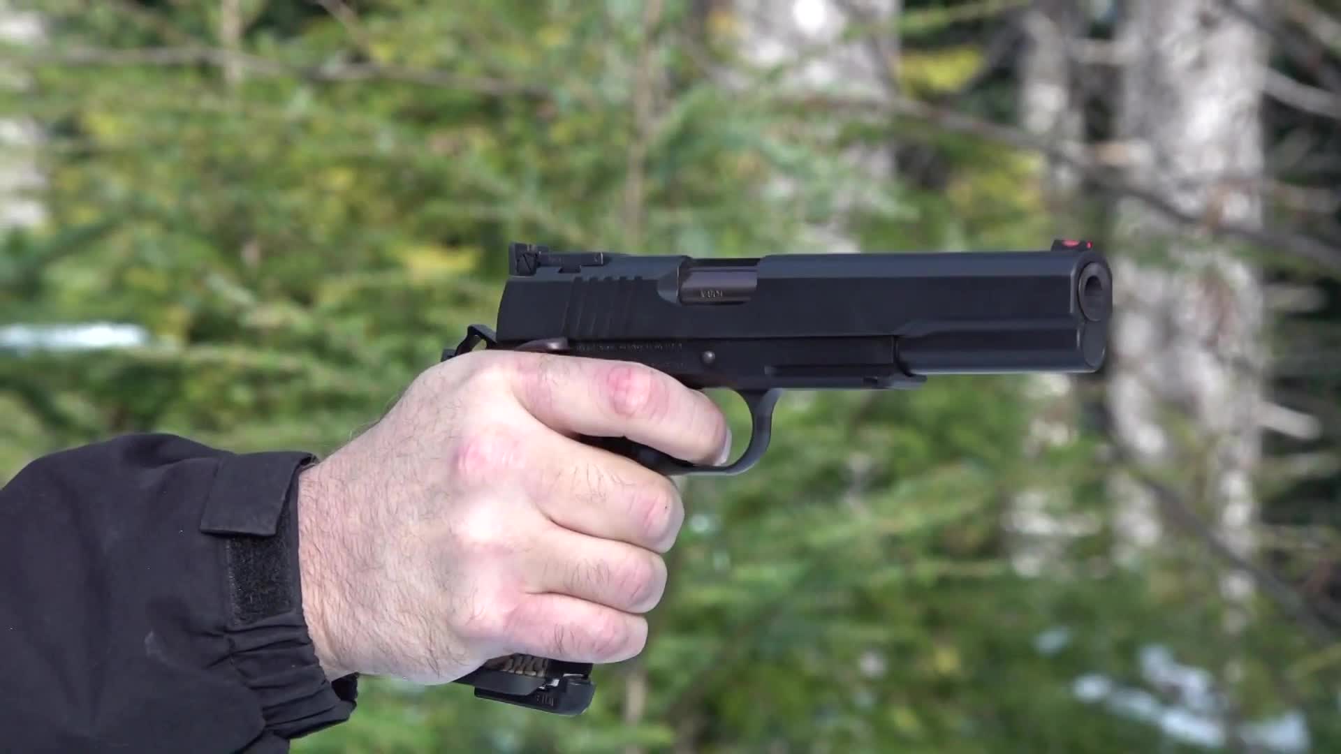 性能可靠的m1911手枪,发射10mm口径弹药,靶场实弹射击测试