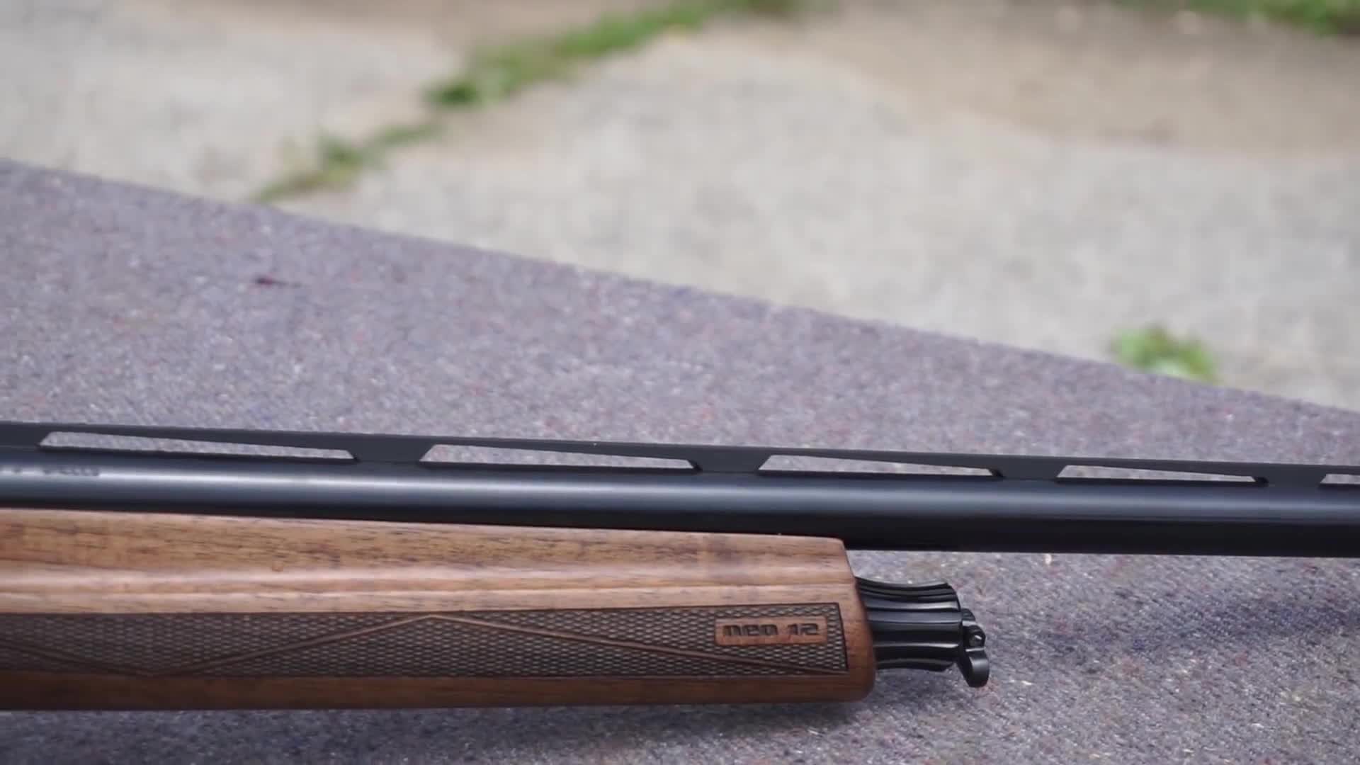 可靠性极高的霰弹枪,加装12号口径霰弹,户外靶场射击测试