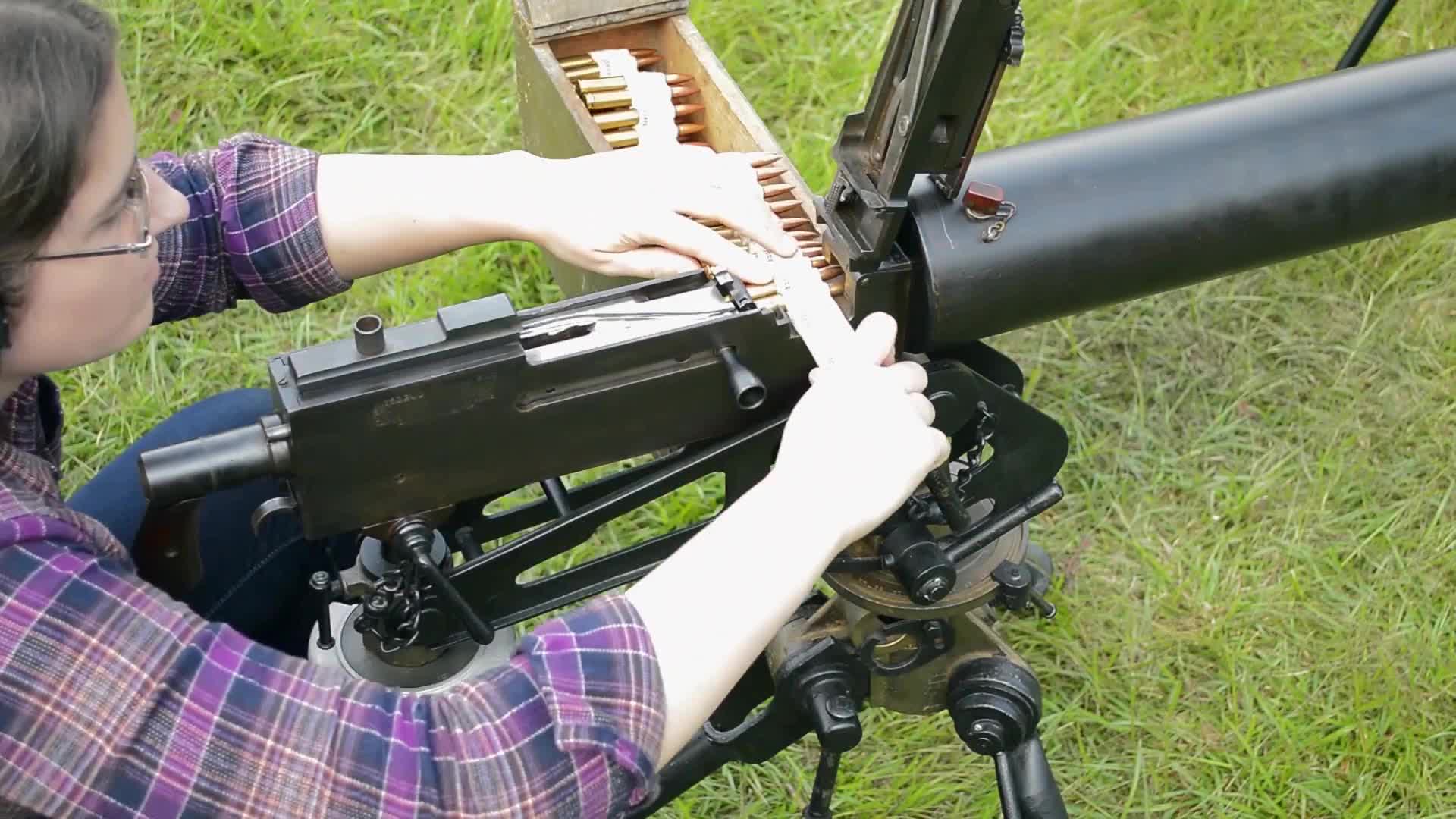 勃朗宁m1917水冷式重机枪,采用帆布式弹链供弹,靶场射击实测