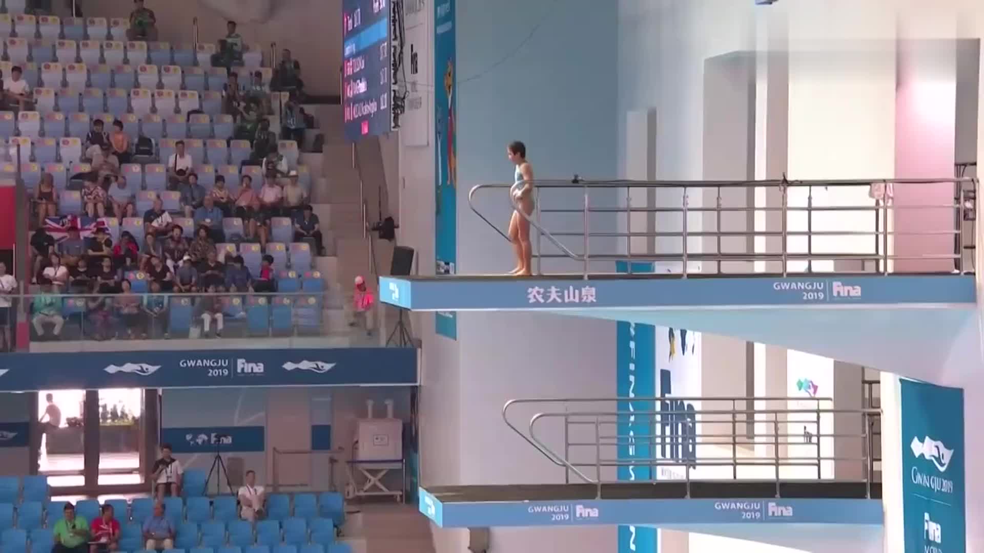 中国14岁小将卢为倒立跳水堪称完美,水面一片平静,观众沸腾了