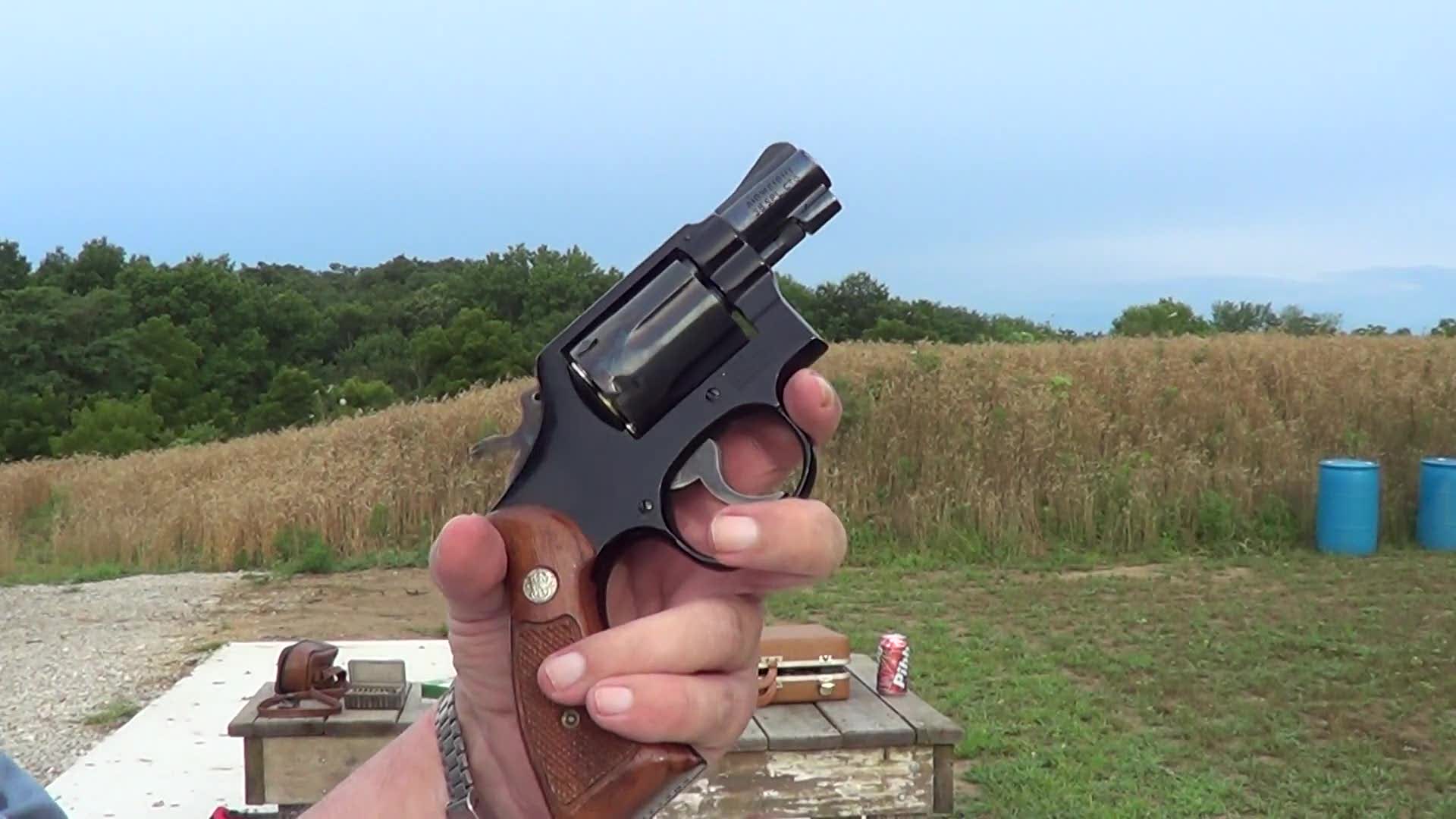 史密斯韦森小口径左轮手枪,户外打靶测试,连耳麦都不需要戴