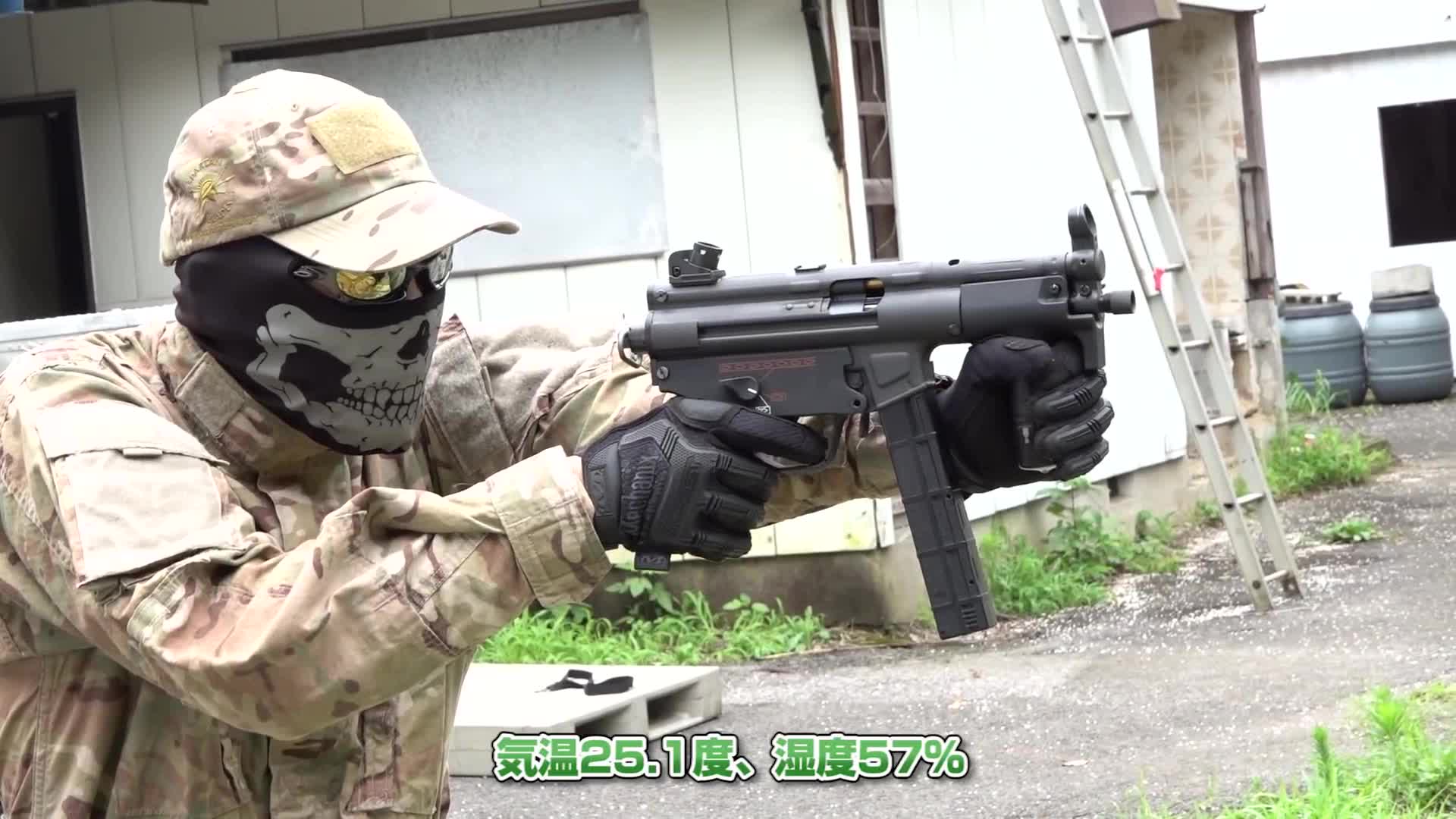 日本玩具版MP5K冲锋枪,采用BB弹供弹,可单发、连发射击_新浪新闻
