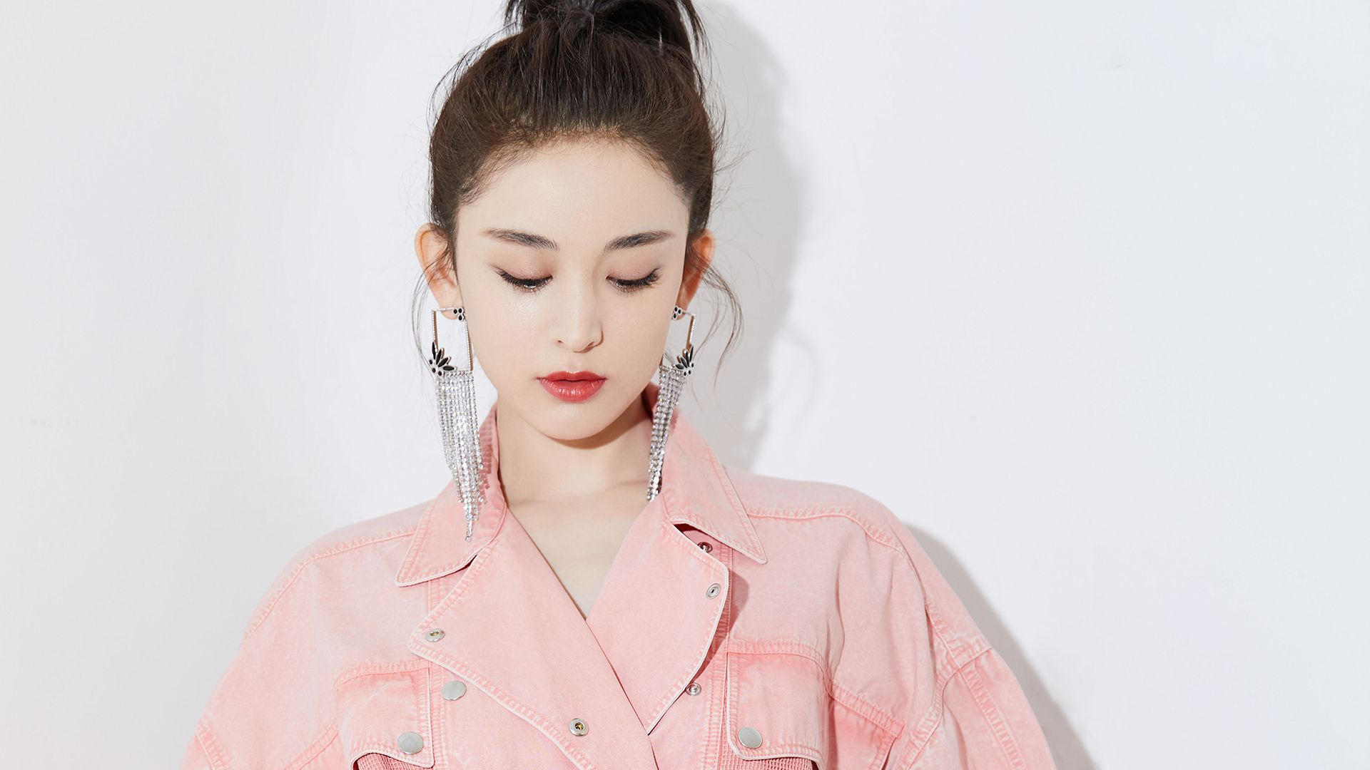 古力娜扎——甜美俏皮丸子头,时尚少女感写真!