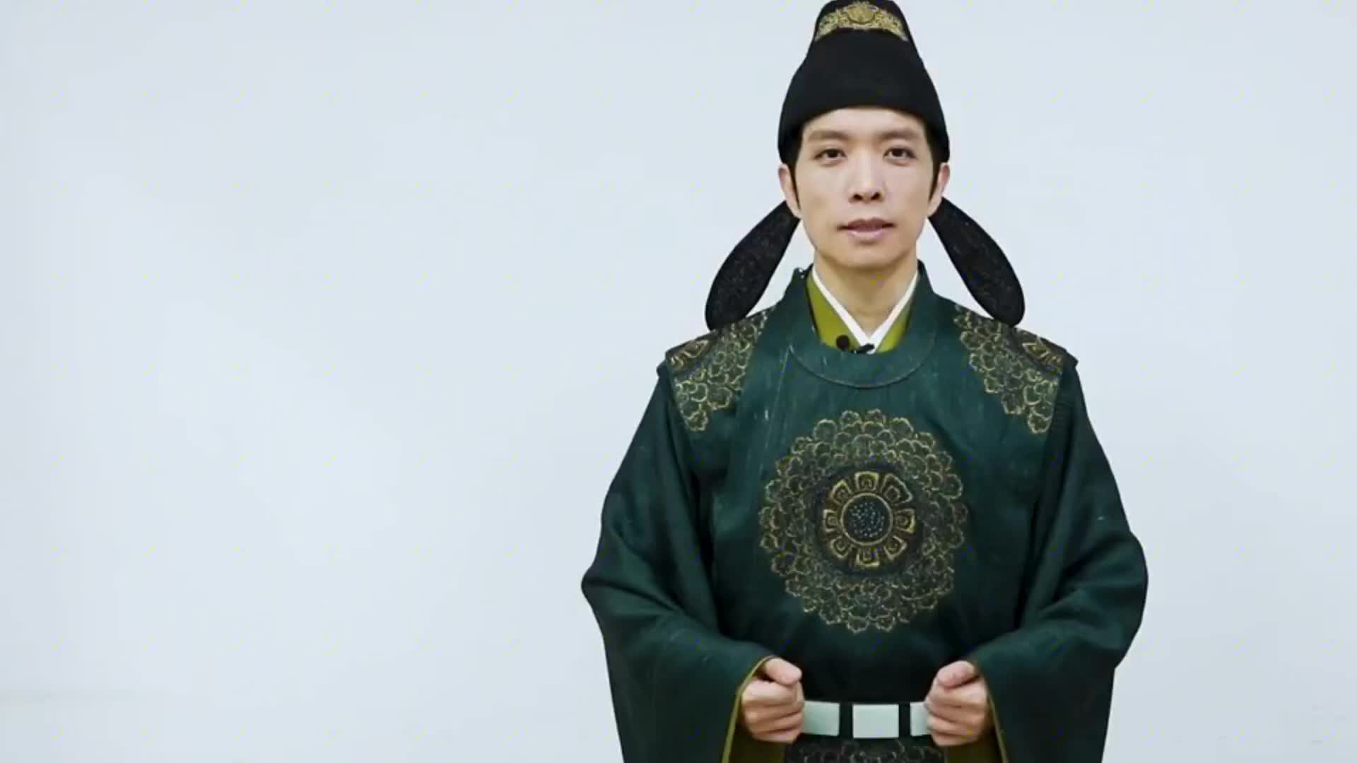 朱广权戴隐形眼镜帅得认不出,和薇娅带货破亿,不愧是央视押韵王