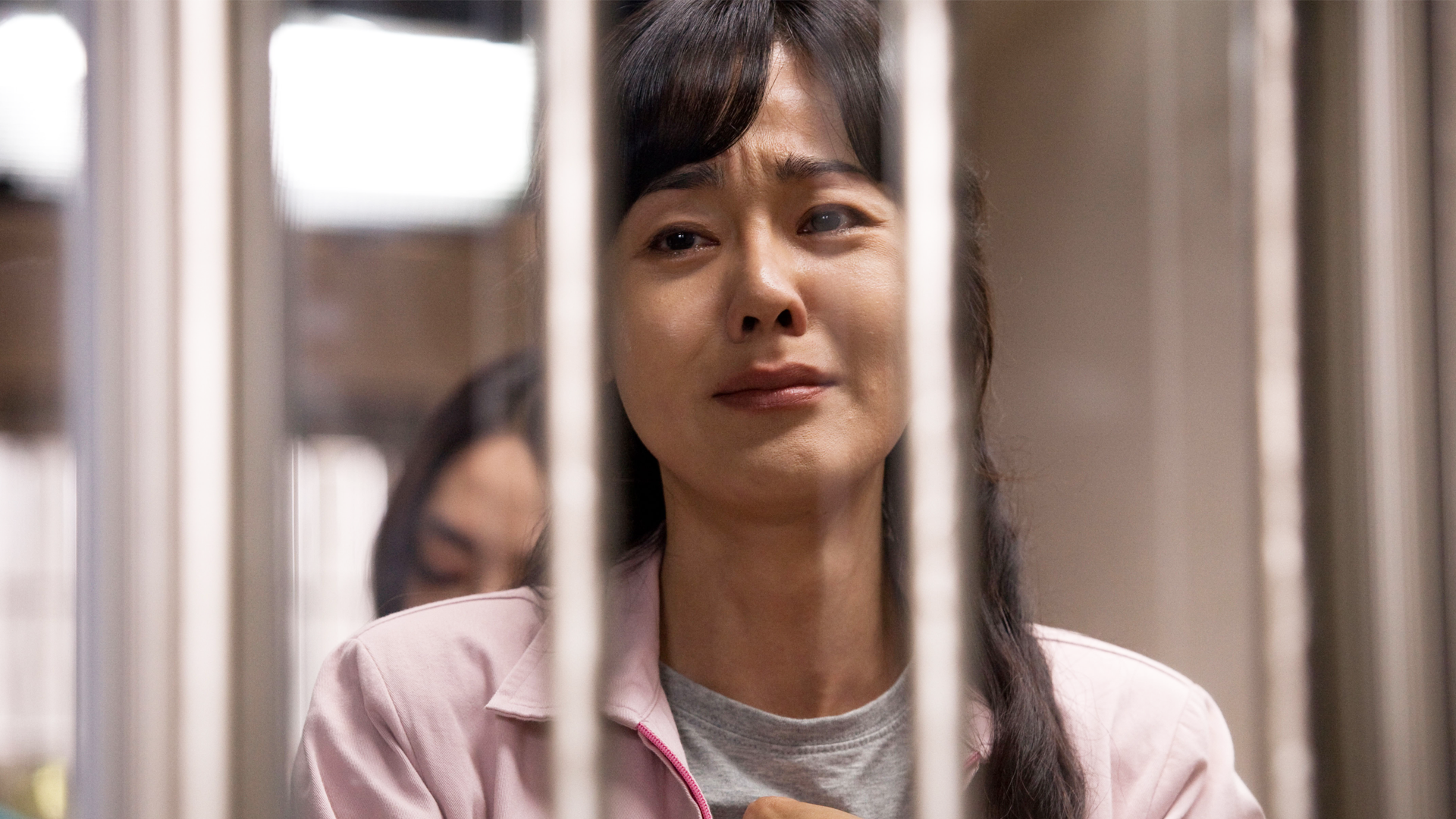 继父欺辱,丈夫出轨,女儿借高利贷,这部电影揭开女子监狱里疮疤