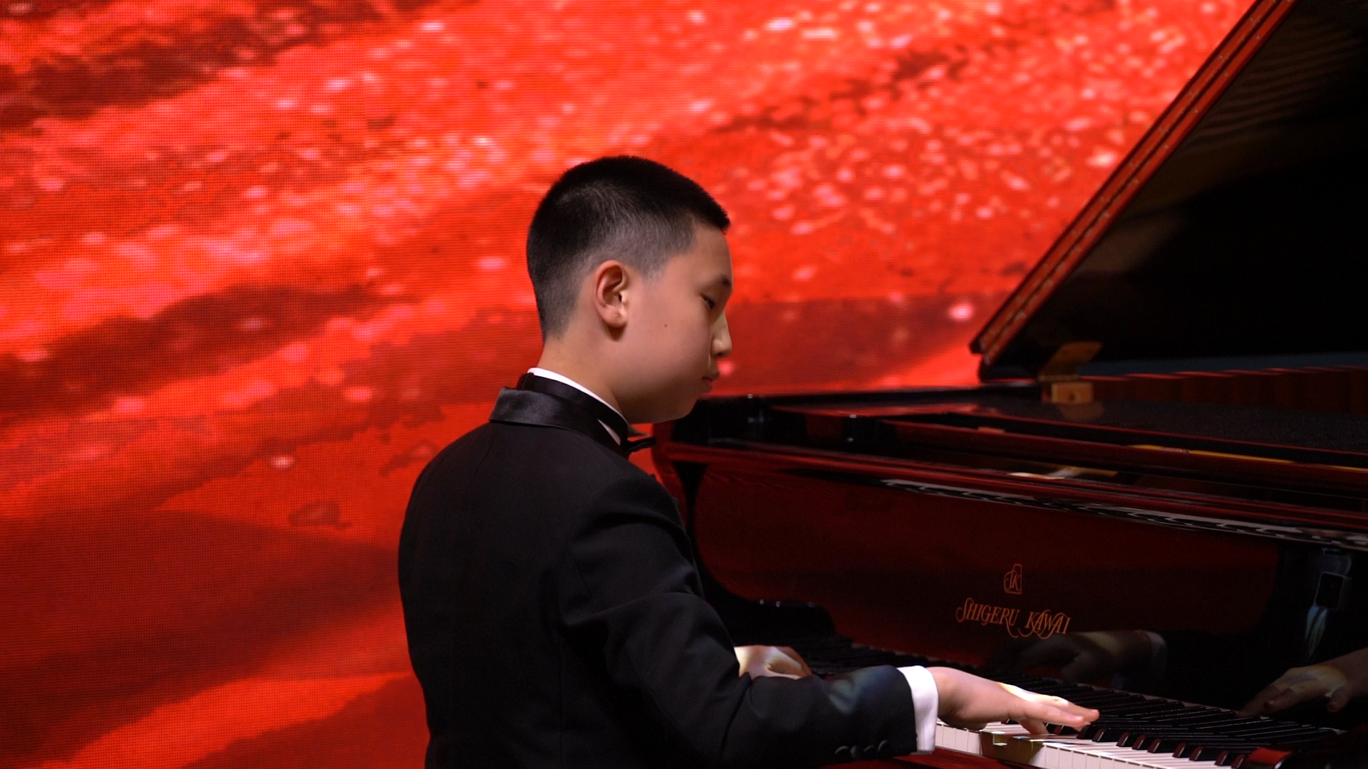 乐团演奏,林大竣在第一个曲目《我和我的祖国》部分里,担任钢琴演奏