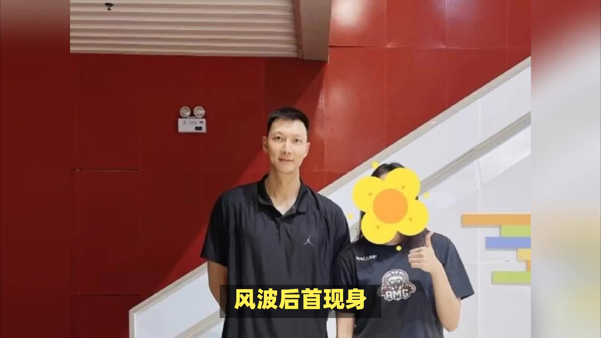 易建联露面与王仕鹏出席活动，面带微笑却明显消瘦