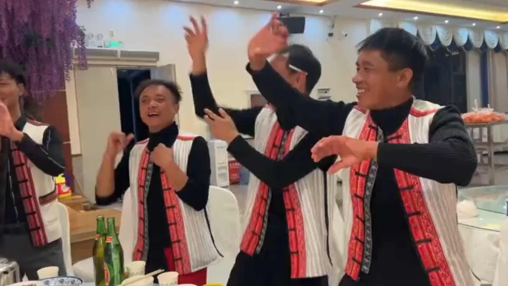 云南阿妹阿哥载歌载舞欢唱《北京的金山上》现场气氛直接拉满