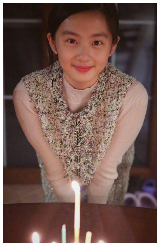 黄磊晒女儿黄多多近照!再次引发网友热议,像极了孙莉?