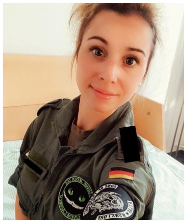 以上是一些德军部队的女兵近照,大家可能看到了图片里有女兵带红色