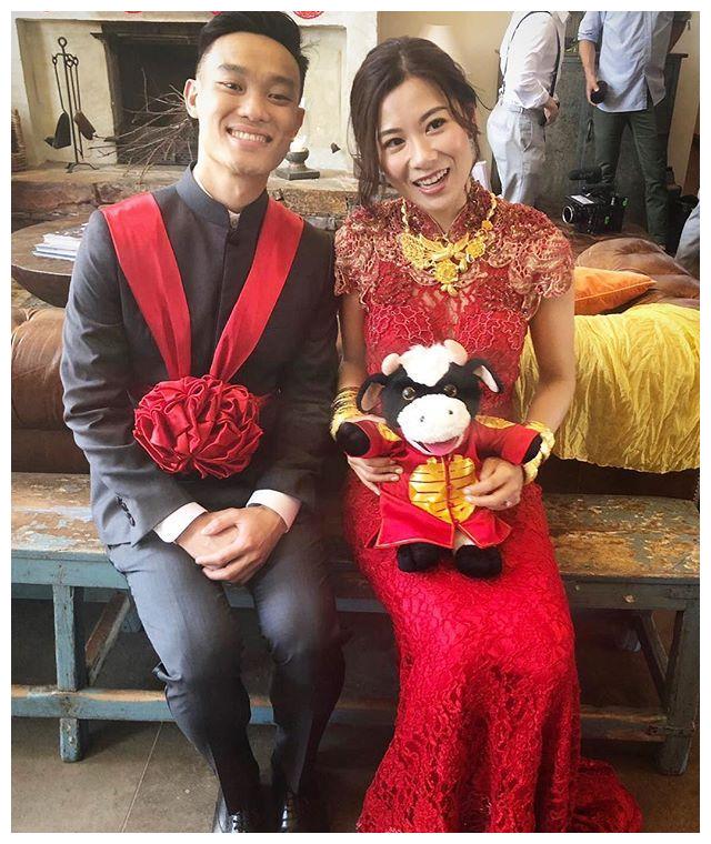 叶元帅孙女叶晴晴官宣怀孕喜讯手托五个月孕肚满眼母爱超幸福