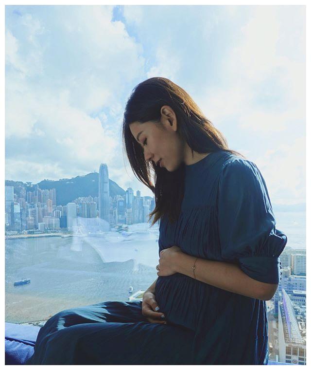 叶元帅孙女叶晴晴官宣怀孕喜讯,手托五个月孕肚满眼母爱超幸福|叶晴晴|元帅|母爱