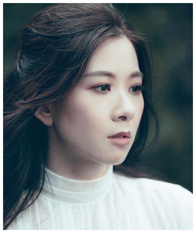 叶元帅孙女叶晴晴官宣怀孕喜讯手托五个月孕肚满眼母爱超幸福